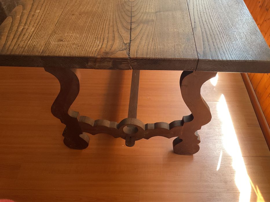 Mesa de jantar em madeira maciça