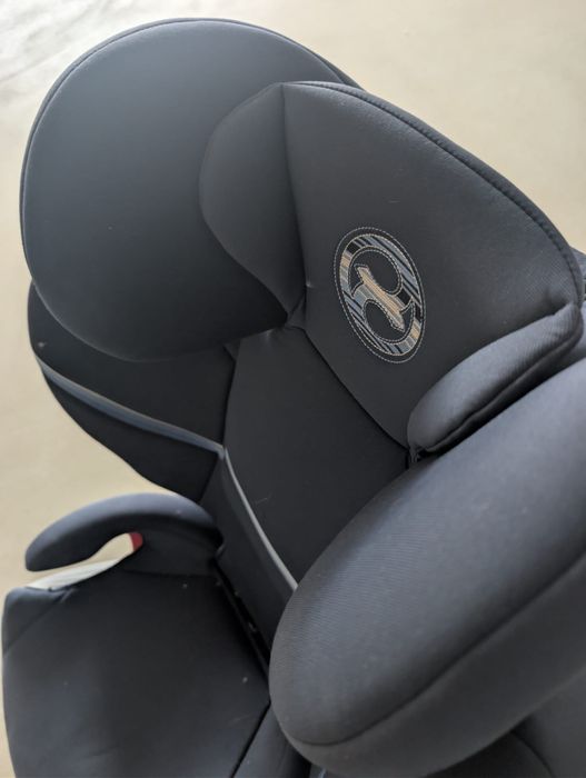 Cadeira auto infantil CYBEX com sistema ISOFIX e proteção contra impactos laterais.