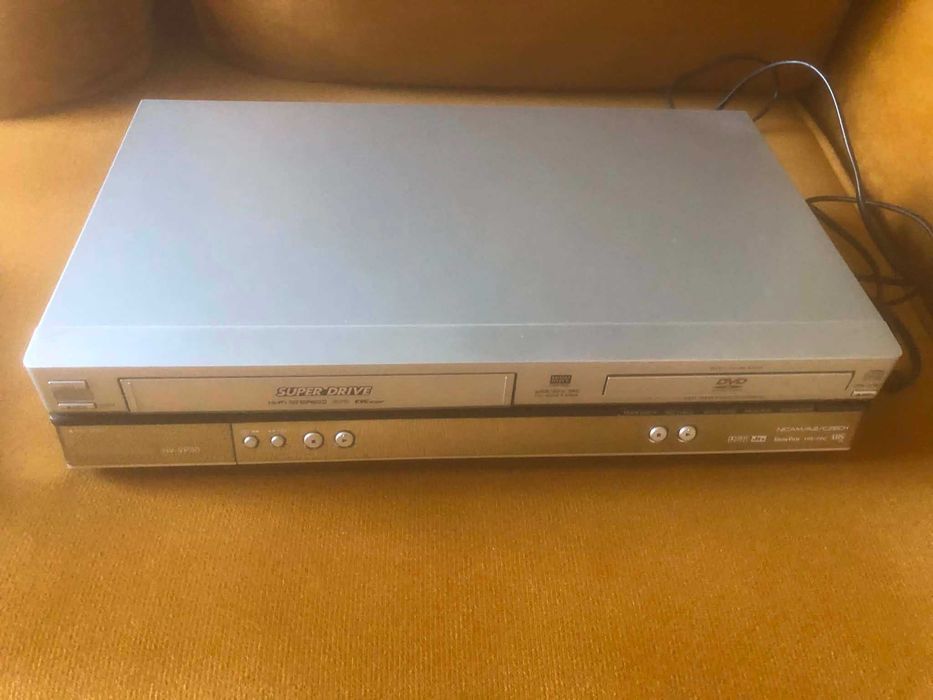 Magnetowid + odtwarzacz dvd 2w1 Panasonic NV-VP30