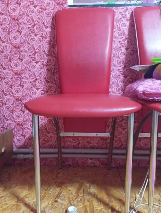 Диван новий  та стільці червоні шкірзам