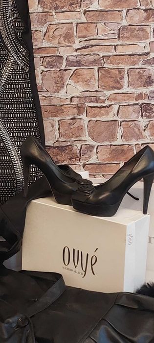 Czarne skórzane szpilki włoskiej Marki OVYĚ