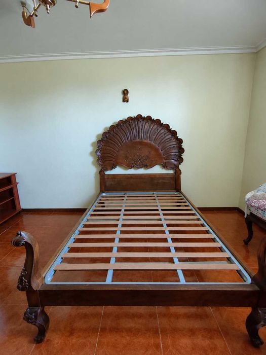 Mobília de quarto antiga (cama, espelho, cómoda, guarda-roupa, cadeiras, mesinhas de cabeceira)