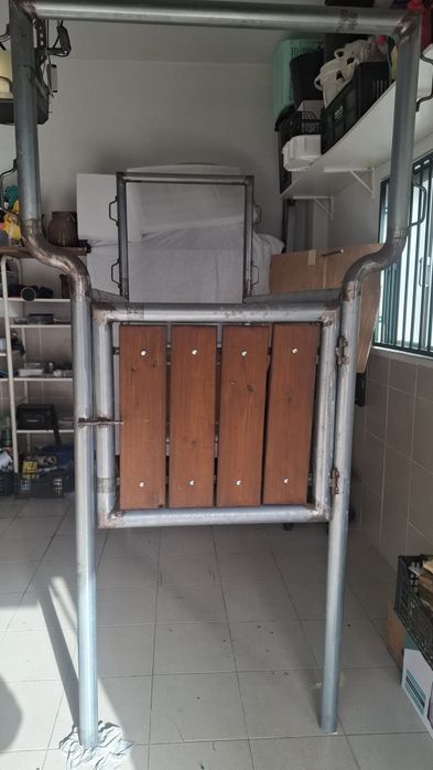 Tronco de contenção para cavalos