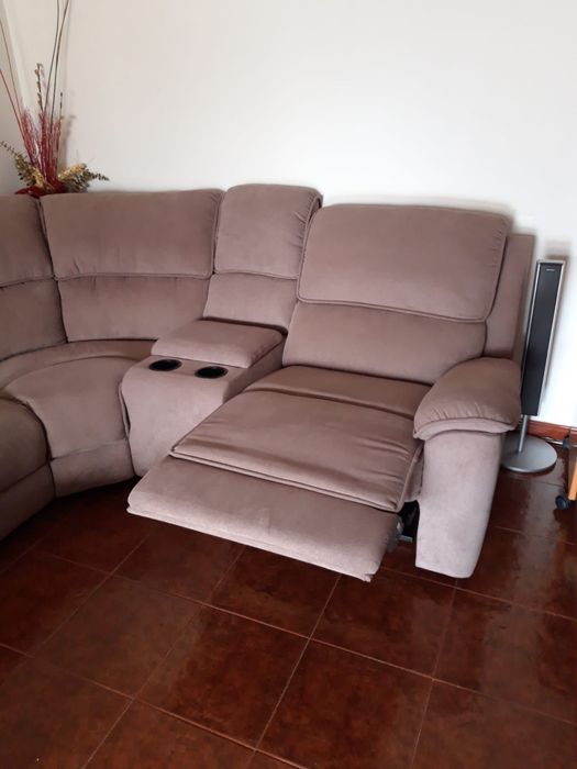 Sofá em U castanho acinzentado