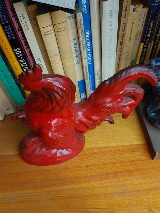 Galo escultura antiga em faianca