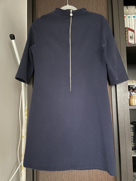 Sukienka w kolorze granatu.