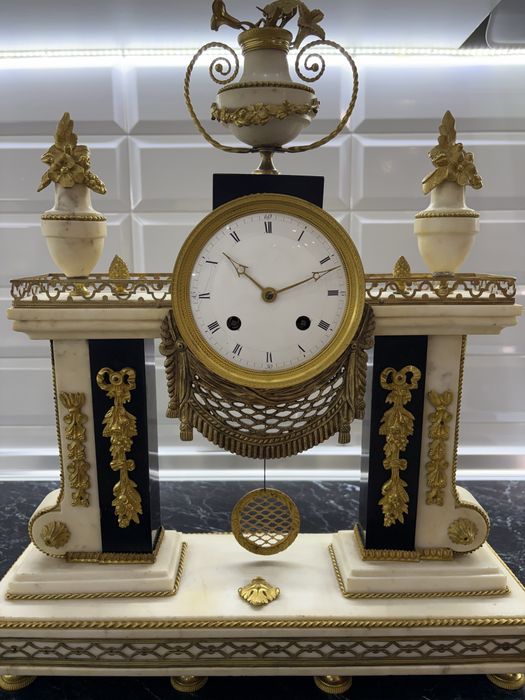 Французские маятниковые часы из мрамора и позолоченной бронзы