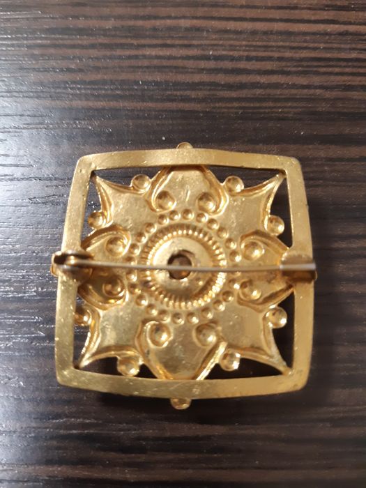 Декоративні брошки