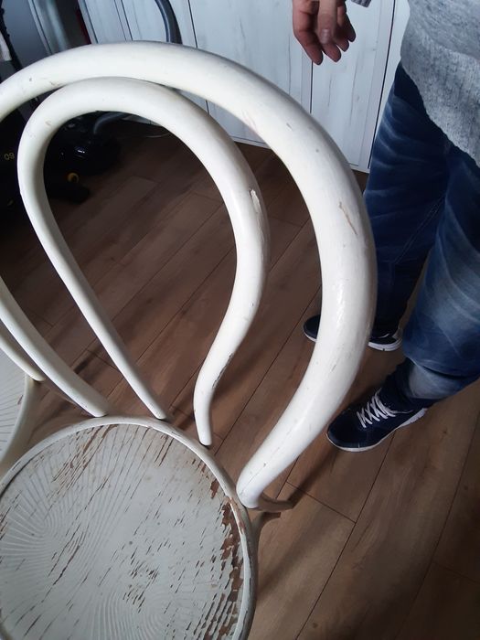 Dwa białe krzesła prl