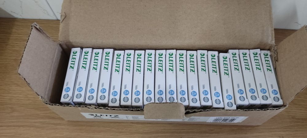 Caixa com 20 caixas de agrafes da " Leitz"