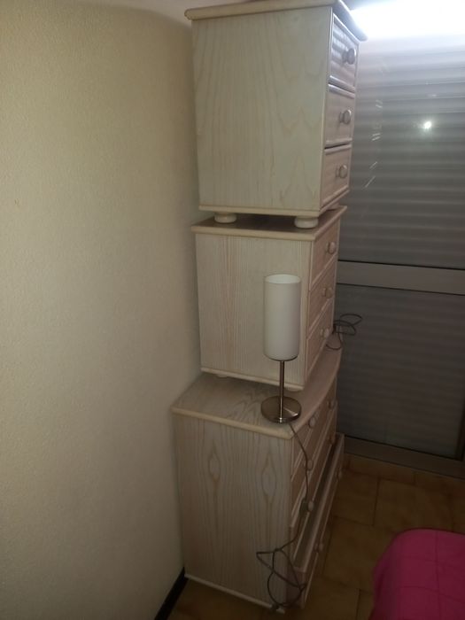 Cómoda,2 mesas cabeceira com 2 candeeiros.