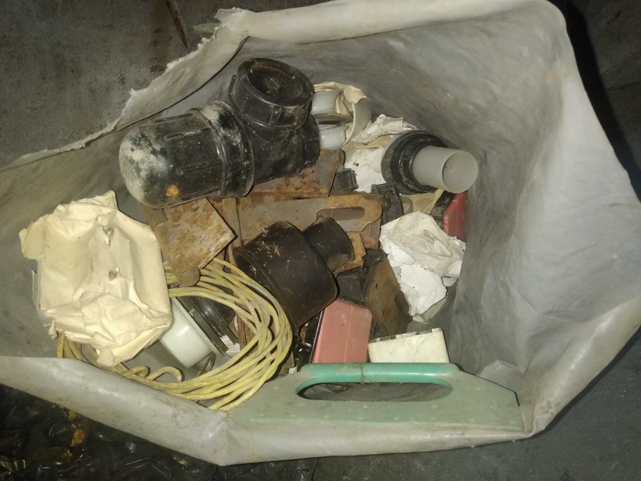 Двері дерев'яні, ліжко металеве та інше