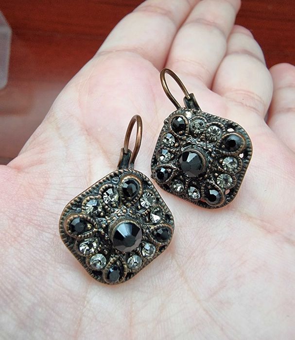 Brincos escuros com pedras pretas