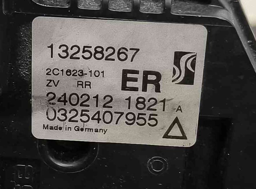 Fechadura / Fecho Porta Trás Direito 13258267 - OPEL CORSA D