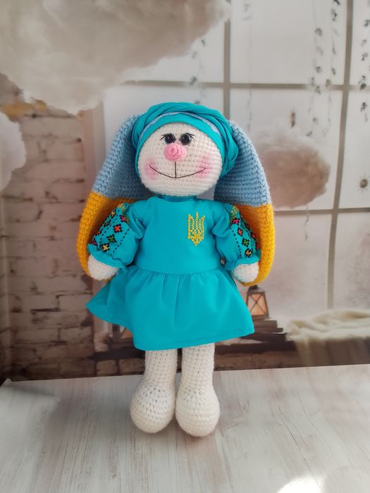 Зайчик патріот зв'язаний гачком.