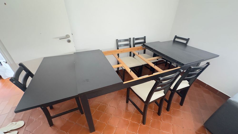 Mesa de Jantar Extensível em Madeira Escura com 6 Cadeiras