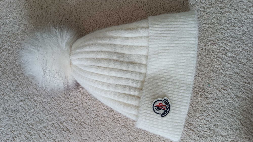 Білосніжна шапка moncler (s/m adult/teen)