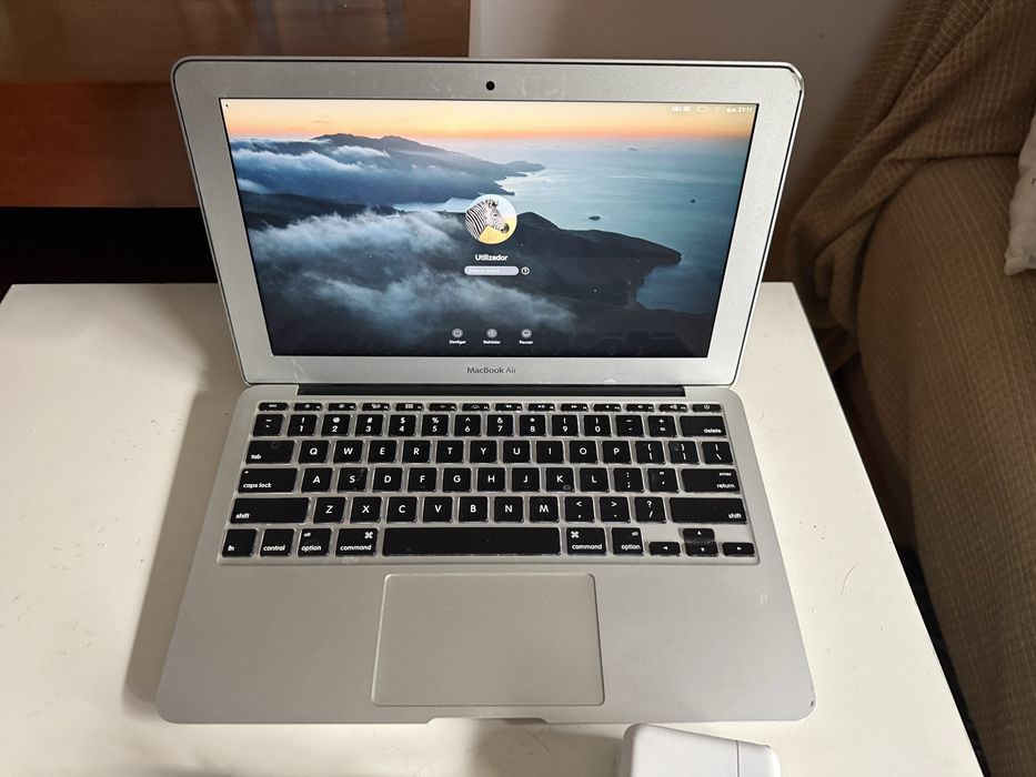MacBook Computer 2013449960198181365760