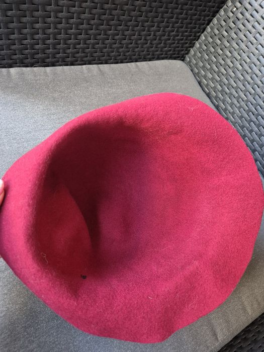 Piękny bordowy kapelusz damski