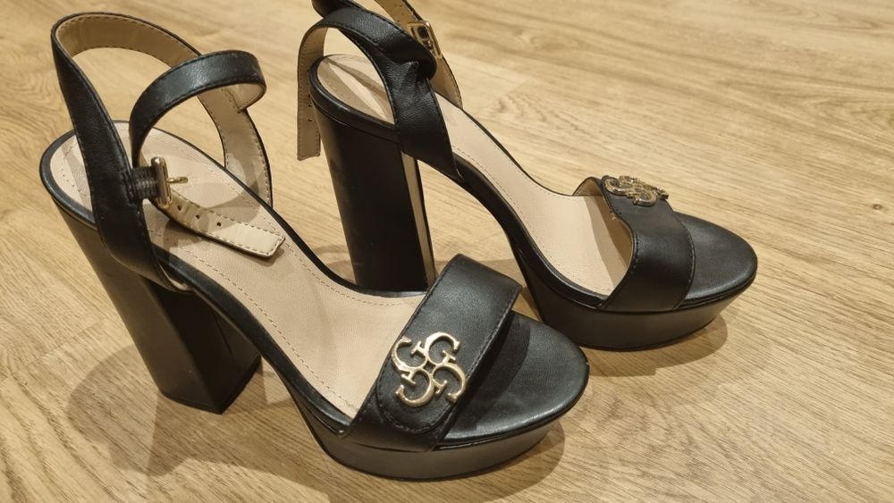 Sandálias Guess *novas*