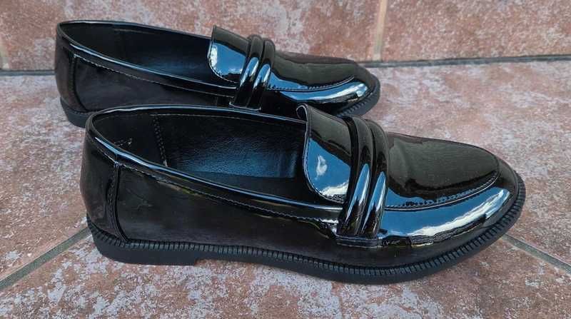 Damskie lakierowane buty