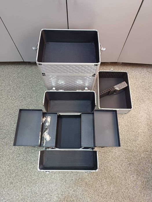 Бьюти- кейс ,чемодан мастера для косметики на колесах большой белый