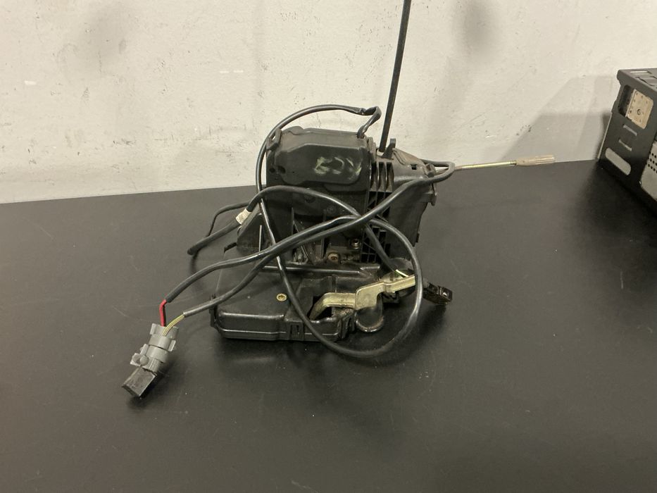 fechadura da porta frente esquerda w211 e270 cdu ano 2005