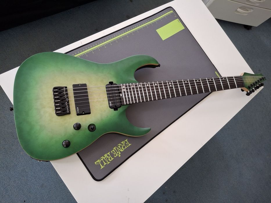 Harley Benton Amarok-BT EGNT Quilted Burst 7 
13