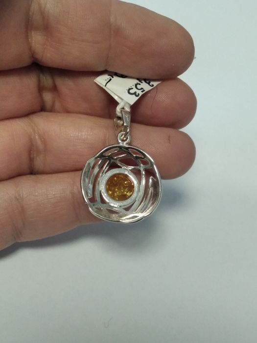 Srebrny wisiorek z bursztynem srebro 925