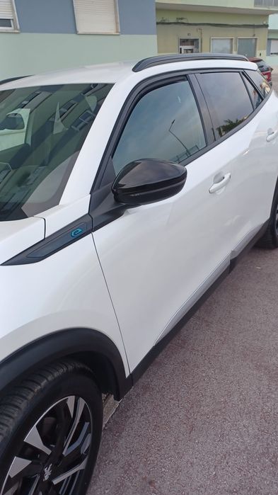 Tenho 2 Automóveis Peugeot e-2008 para  TVDE