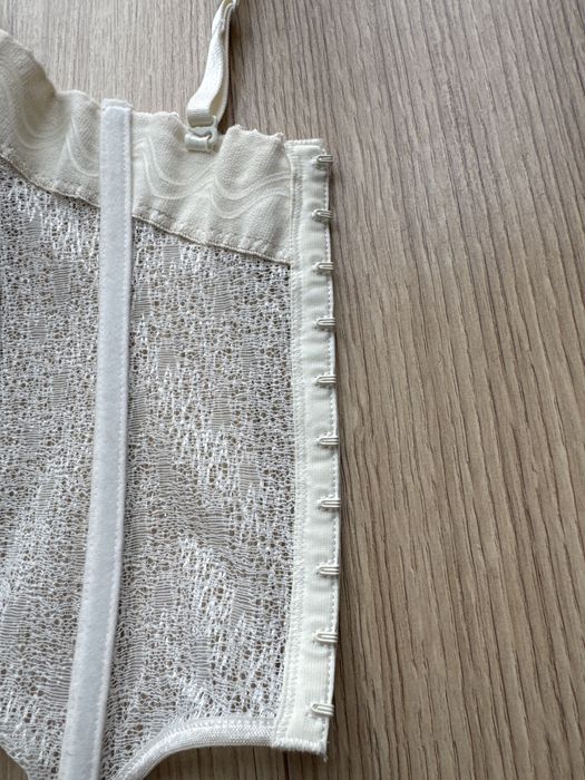 Piekny kremowy gorset 75D Di Lorenzo nieuzyty z metka