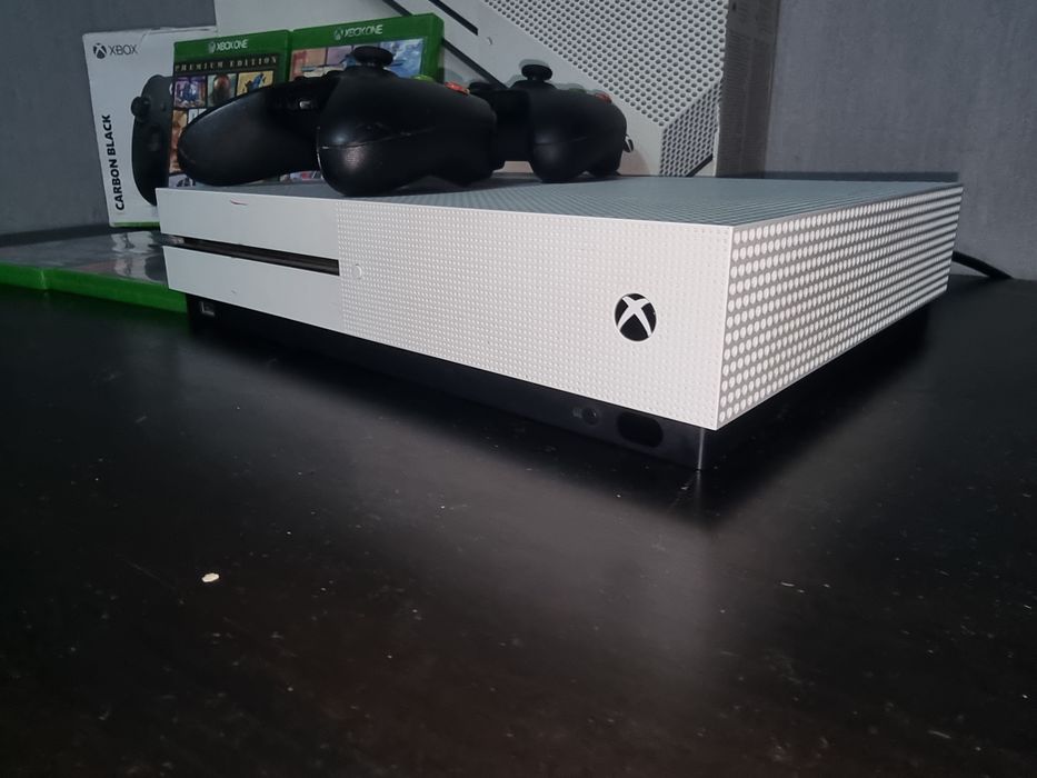 Xbox One s 1TB + 2 comandos + 4 jogos