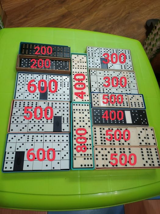 Карболитовые и пластиковые наборы домино советского производства.