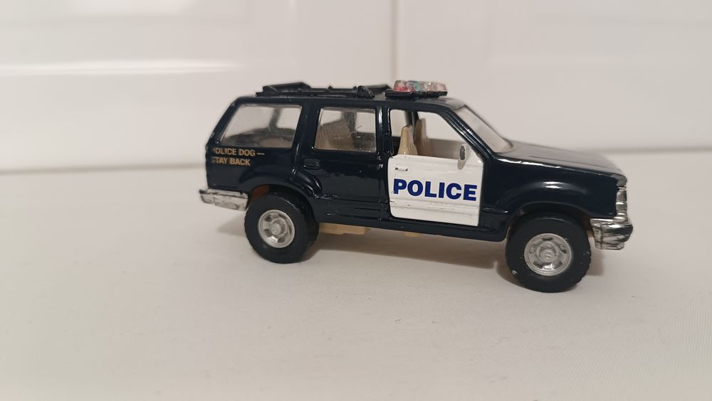 Jipe polícia. Da Maisto. Ford Explorer. Escala 1/42