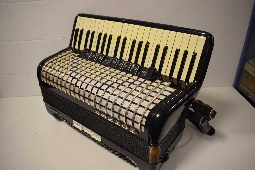 Acordeao Hohner Atlantik III  3 Voz 120 Baixos,  N 158