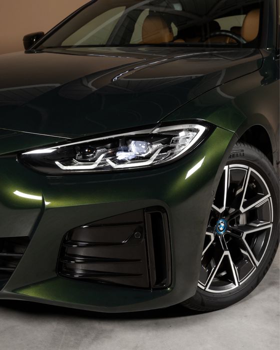 BMW i4 edrive40 Pack M Edição Sanremo Green Metallic + Vernasca Cognac.