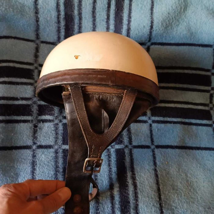 Kask Orzeszek z epoki PRL-u z odpinanym frasunkiem