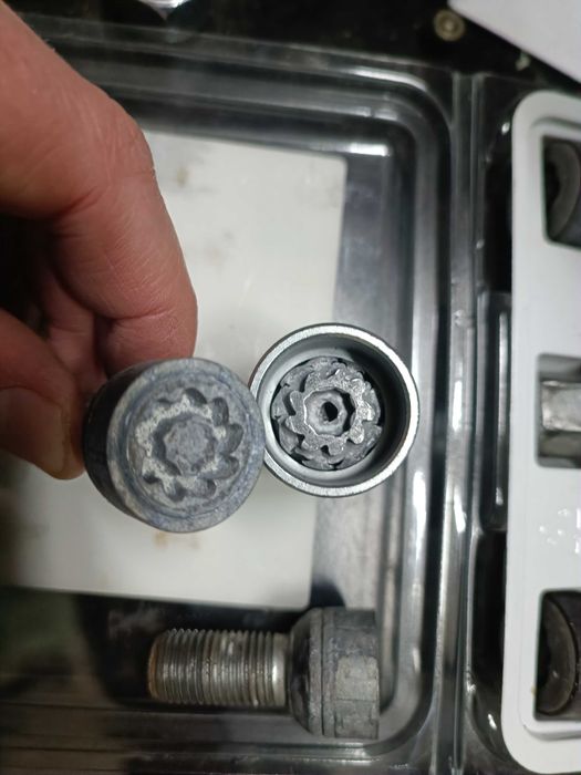 секретки болти Volkswagen M14x1.5 гайки Ford M12x1.5