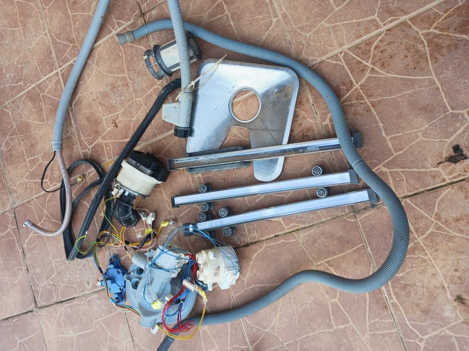 Sprzedam zmywarke whirlpool wic3C23PF czesci