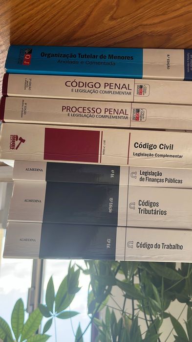 Livros de DireiTo e Criminologia (1-4 ano) como NOVOS