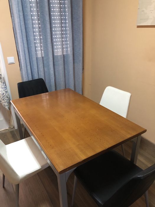 Mesa e cadeiras em bom estado