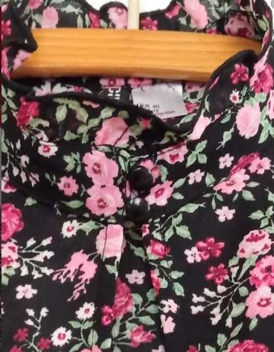 Sukienka z ozdobnymi falbankami