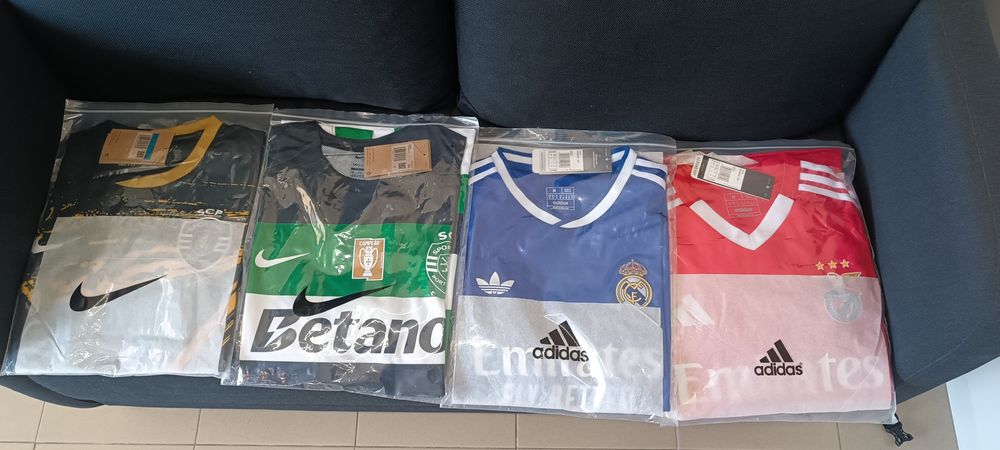 Camisolas de clubes europeus e clubes brasileiros.