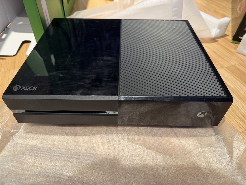XBOX ONE Konsola i 3 gry - Dishonored, Wolfenstein 2 i Assasin Creed Valhalla