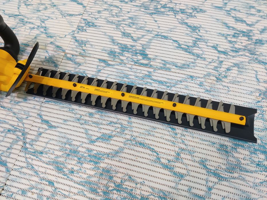 Кущеріз DeWalt DCHT 820.Садовий трімер.22 дюйма. Кусторез.