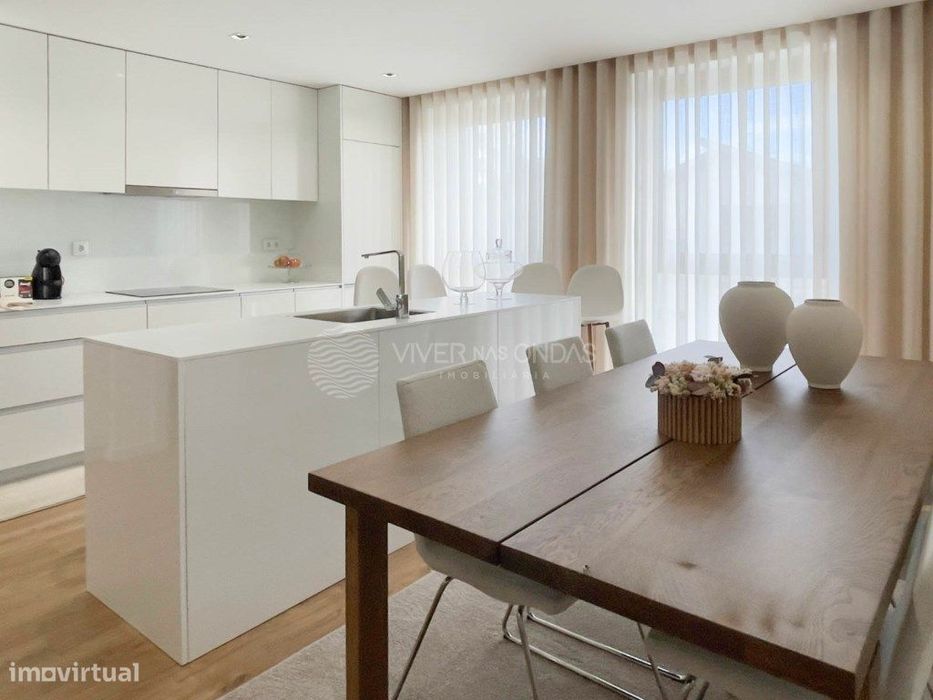 Apartamento T3 Semi Novo, com varanda/terraço e lugar de garagem