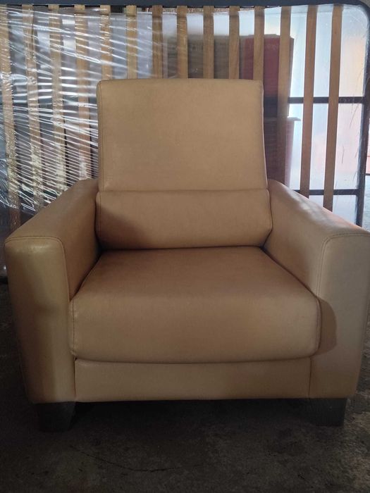 Conjunto sofás de pele