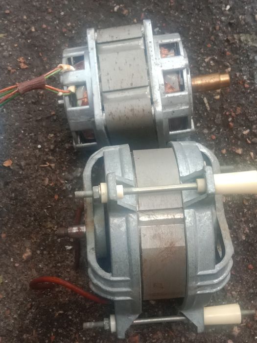 Продам два двигуни