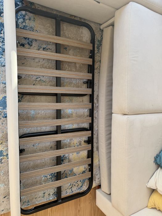 Sofá cama bege com chaise lounge
