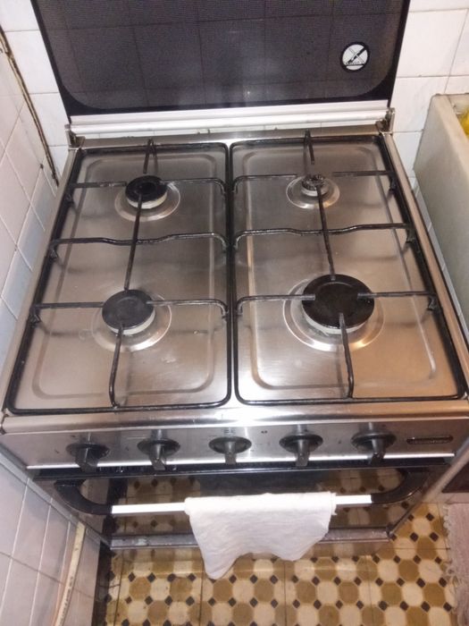Fogão a gaz e forno elétrico